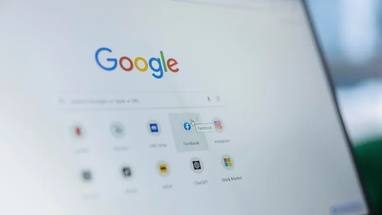 Tela de notebook com a página inicial do Google e atalhos de Facebook, Instagram e ChatGPT