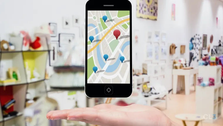 Celular com o Google Maps aberto sobre a mesa