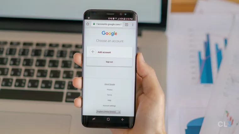 Mão segurando um celular com o aplicativo do Google aberto na tela