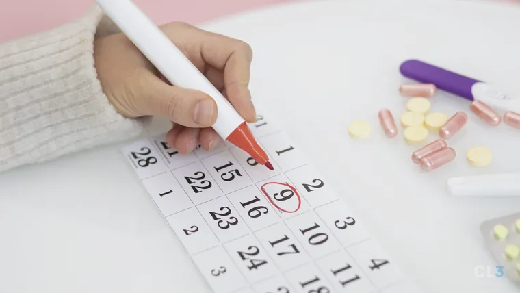 Mão marcando uma data em um calendário de mesa, em close