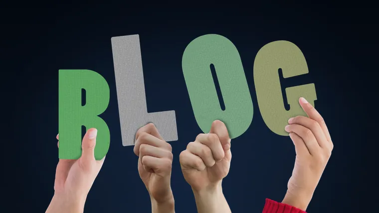 Quatro mãos erguidas segurando letras recortadas que formam a palavra BLOG