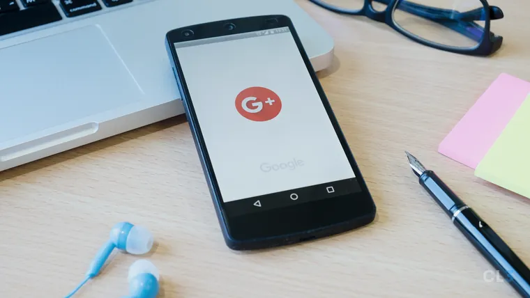 Tela de computador com a página do Google aberta, sobre uma mesa de escritório