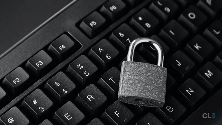 Cadeado sobre um teclado preto de computador, visto de cima